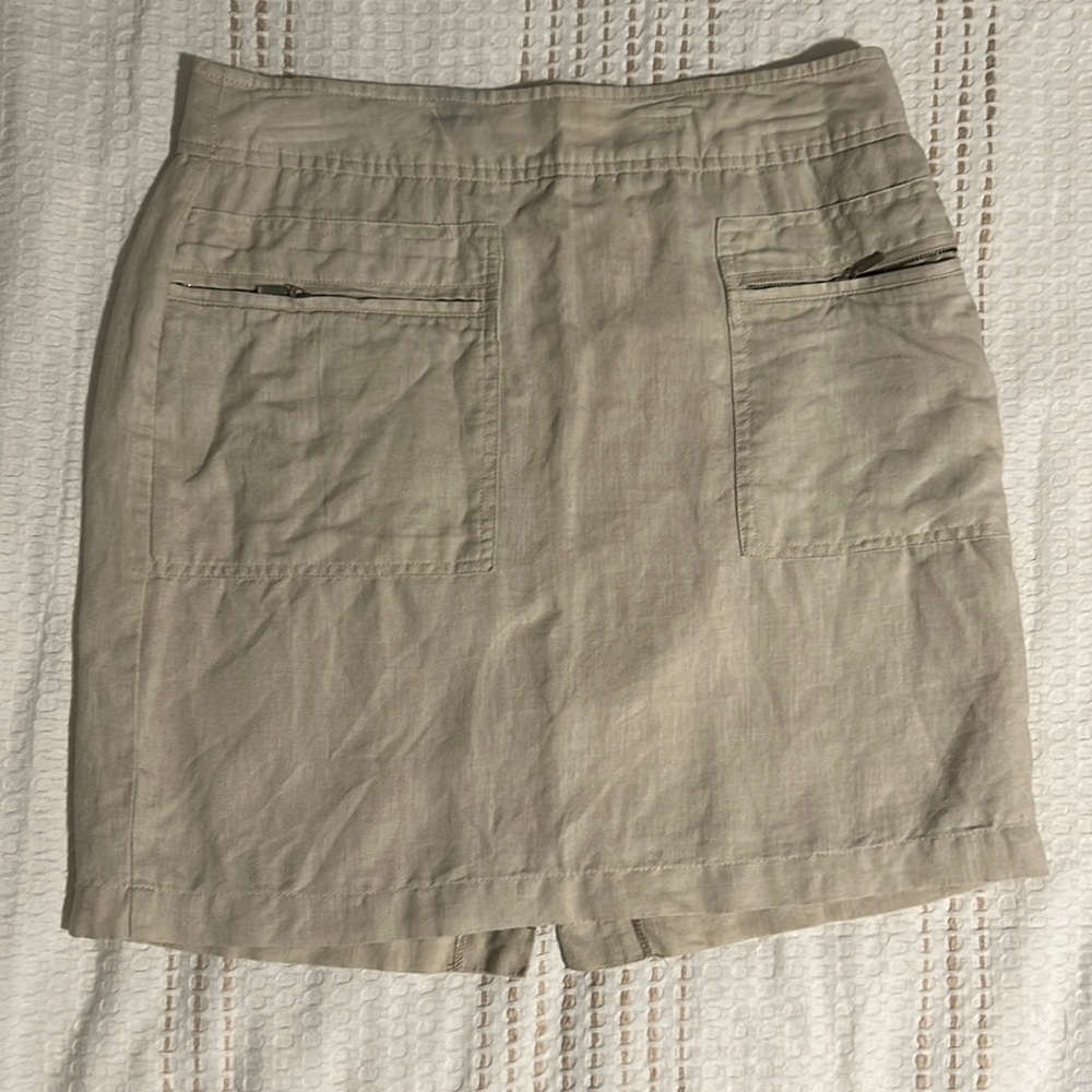 WILL SMITH linen skirt flax in color with back zip, flat front with 2 zip pocket